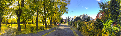 Atmosféru ulice dokresľuje nádherný park.