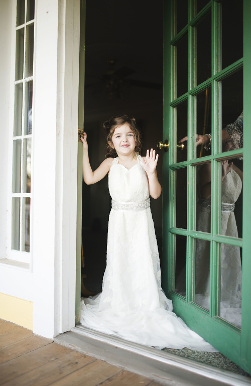 Štvorročná Nora v maminých svadobných šatách.