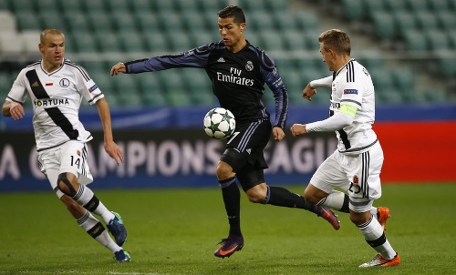 Cristiano Ronaldo (v strede) medzi dvojicou Michal Kopczynski a Adam Hlousek.