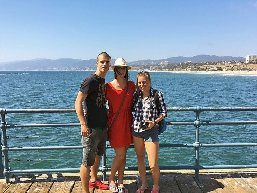 Mladík po Amerike cestoval s priateľkou Marry (24, v strede) a sestrou Denisou (24).
