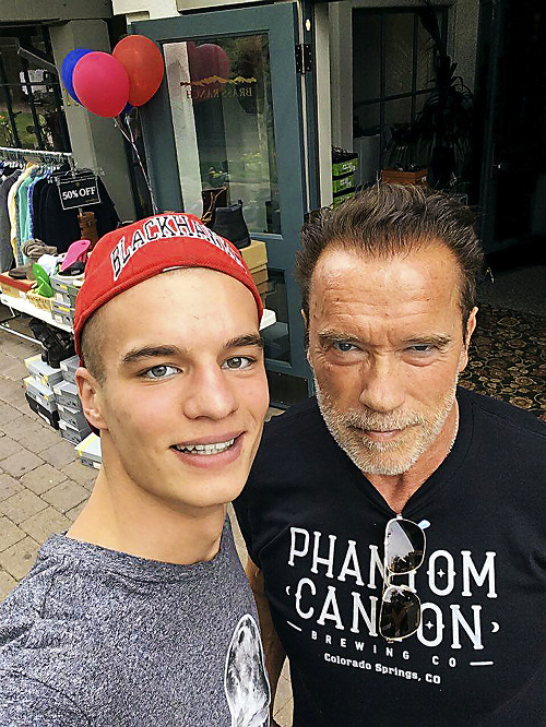 Peťo (21) na Schwarzeneggera čakal pred obchodom.