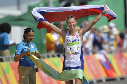 Na snímke slovenský atlét Matej Tóth oslavuje víťazstvo na chodeckých pretekoch na 50 km.