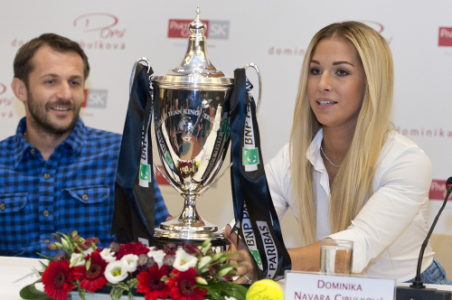  Na snímke víťazka WTA Finals 2016 v Singapure a piata najlepšia tenistka sveta, slovenská tenistka Dominika Navara Cibulková pózuje s pohárom.