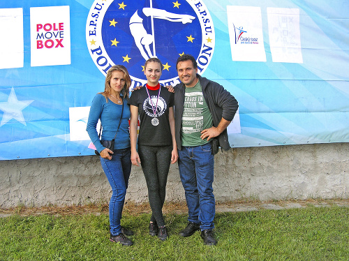 Dominika s rodičmi, ktorí ju v jej športovom nadšení podporujú.