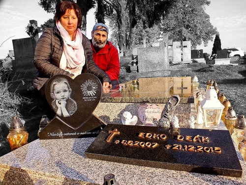 Rodičia Melánia (41) a Cyril (46) na cintoríne spomínajú pri sviečkach na svojho milovaného Eduška, ktorý podľahol zákernej chorobe vlani krátko pred Vianocami.