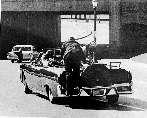 Atentát: Kennedyho 22. novembra 1963 zastrelil atentátnik počas jeho návštevy v texaskom Dallase.