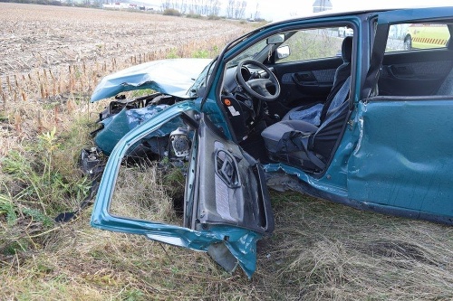 Vodič Jozef († 62) tohto osobného auta v nemocnici podľahol ťažkýcm zraneniam.  