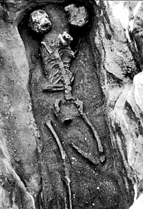 Mŕtvi muži: Kostry patrili mužom od 20 do 60 rokov. Výskum zistil, že nejde o bežných nebožtíkov.