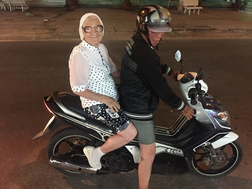 Babička cestuje aj napriek vysokému veku.