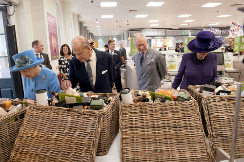 Kráľovná Alžbeta II. (90) sa vo štvrtok objavila v lokálnom supermarkete, ktorý sa nachádza v britskom meste Poundbury.