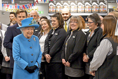 Kráľovná Alžbeta II. (90) sa vo štvrtok objavila v lokálnom supermarkete, ktorý sa nachádza v britskom meste Poundbury.