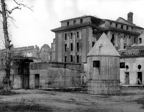 Úkryt začali stavať v roku 1933 v Berlíne.