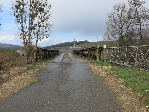 Medzi Kladzanmi a Hencovcami stojí len provizórny drevený most.