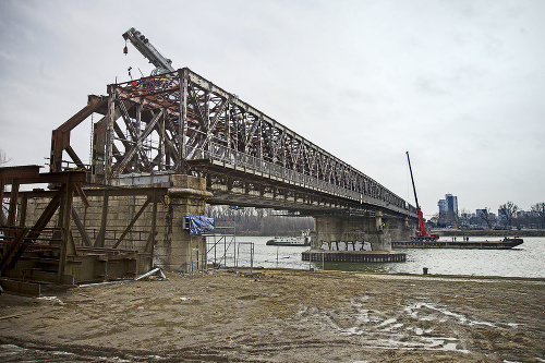 Starý most v Bratislave začali rozoberať v r. 2013.