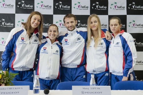 Slovenský fedcupový tím. Zľava Tereza Mihalíková, Dominika Cibulková, kapitán Matej Lipták, Karolína Schmiedlová a Jana Čepelová.