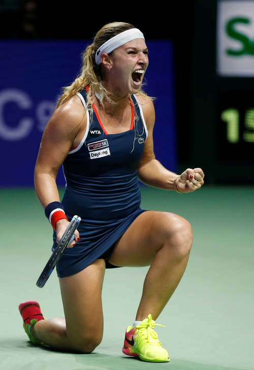 Dominika Cibulková oslavuje víťazstvo nad Simonou Halepovou.