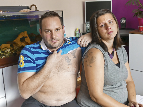 Milan (35) a Marta (32) si dali vytetovať odtlačky rúk dvojičiek na telo.