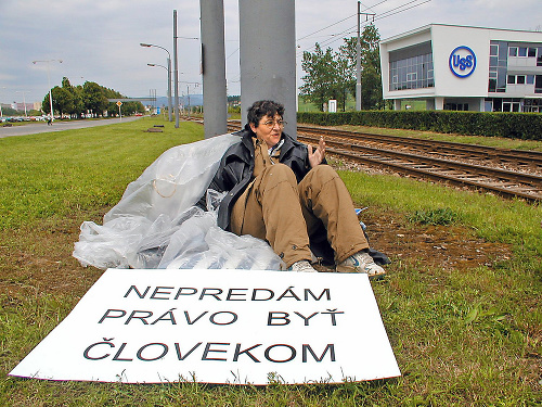 2004: Zuzana Cingeľová protestovala pred U. S. Steelom.