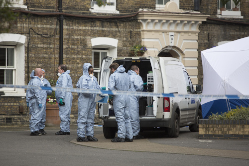 Polícia v Londýne prehľadáva byt, kde našli pozostatky obete.
