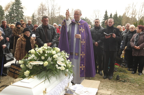 Robert Bezák pochoval utýranú Luciu (†5) na Ružinovskom cintoríne pred troma rokmi. 