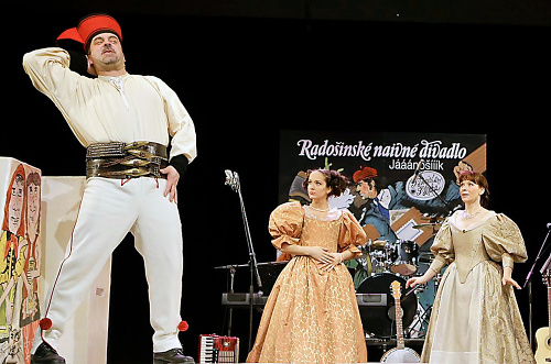 Malachovský a Molnárová spolu účinkujú v Radošinskom naivnom divadle. 