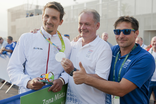 Takto pózoval Matej Beňuš (vľavo) v Riu s prezidentom SR Andrejom Kiskom a trénerom Jurajom Minčíkom (vpravo).