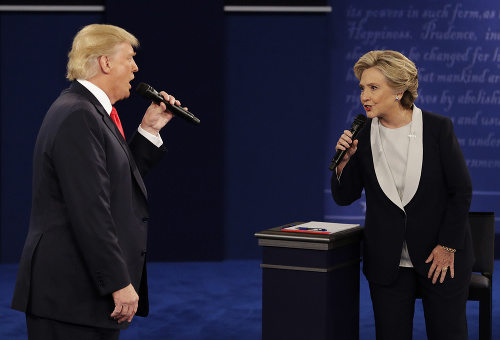 Donald Trump a Hillary Clintonová počas druhej prezidentskej debaty.