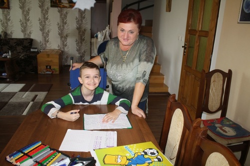 Mamina Ľudmila sa teší, že Martinko zatiaľ úspešne bojuje so smrteľnou a nevyliečiteľnou chorobou.