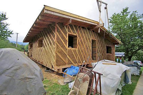 júl 2013: Vnútri drevenej konštrukcie stavby je slama.