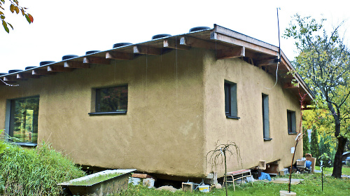 september 2016: Takto vyzerá hotový dom, strecha bude pokrytá trávou.
