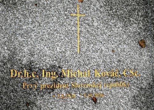 Polemiku o Kováčovom pravom dátume narodenia spustil dátum na jeho náhrobnom kameni. Polem dátum na jeh jeho náhrobnom kameni.