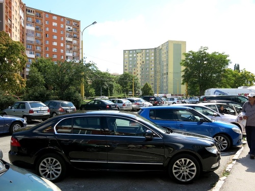 Spoplatnené parkoviská s nedostatočnou kapacitou pri bytovkách vyvolávajú medzi Košičanmi negatívne emócie.