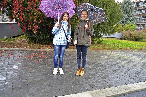Študentky Janka (vľavo, 21) a Veronika (22) ukazujú unikátne dlaždice, ktoré majú pred univerzitou.