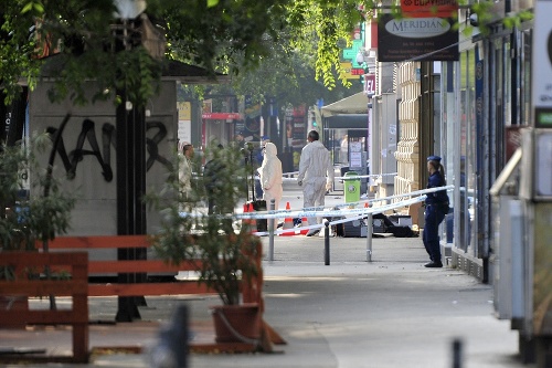 Policajní forenzní experti prehľadávajú miesto sobotňajšieho večerného výbuchu v centre Budapešti.