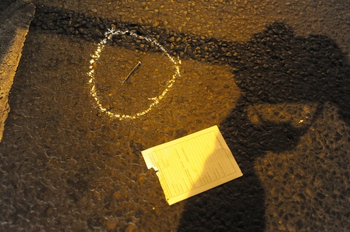 Na snímke leží na zemi klinec ako dôkazový materiál po sobotňajšom výbuchu v centre Budapešti v skorých ranných hodinách.