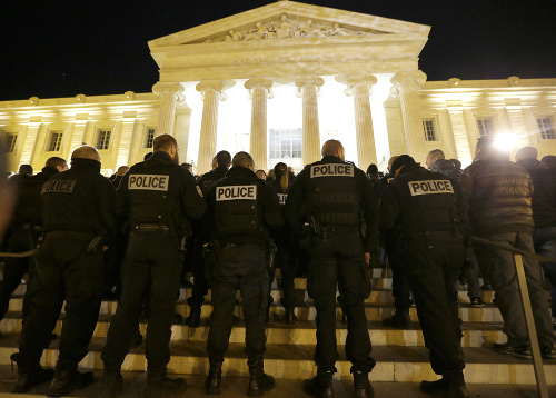 Stovky francúzskych policajtov v noci na piatok znova demonštrovali v uliciach Paríža a ďalších miest, aby si vymohli lepšie financovanie a ochranu. 