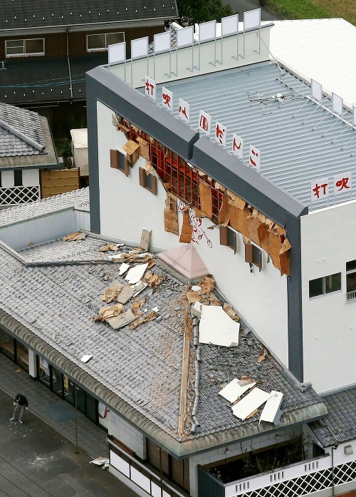Zemetrasenie v Japonsku v časti Kurayoshi poškodilo obydlia.