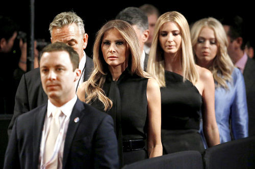 Melania Trumpová s rodinou stoja za miliardárom.