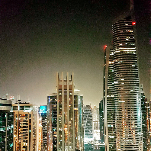 Jedna z pobočiek má uvedenú adresu v mrakodrape v Spojených arabských emirátoch.