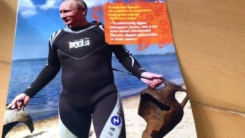 Ruský prezident sa rád necháva fotiť v bizarných pózach.