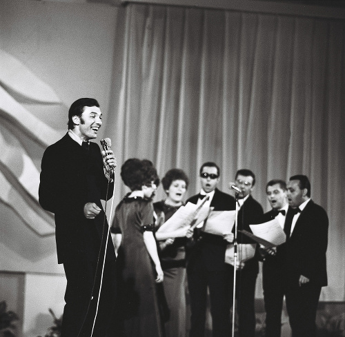Gott v roku 1966 zvíťazil na Lýre s pesničkou Mám rozprávkový dom. 