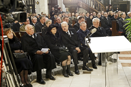 V prvých radoch sedeli aj prezidenti Václav Klaus, Ivan Gašparovič, Rudolf Schuster s Milošom Zemanom.