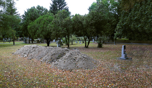 Na mieste posledného odpočinku exprezidenta bol starý hrob, ktorý zrušili.