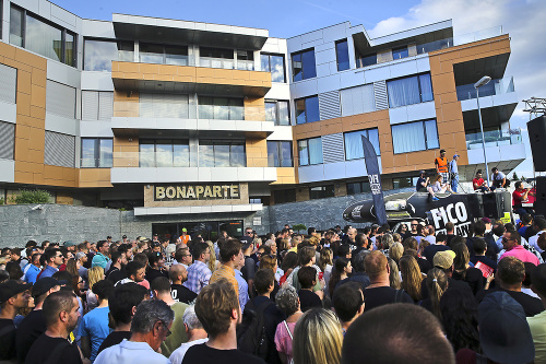 Pred komplexom Bonaparte, kde si premiér prenajíma byt od Ladislava Bašternáka, protestovali celé leto stovky ľudí.