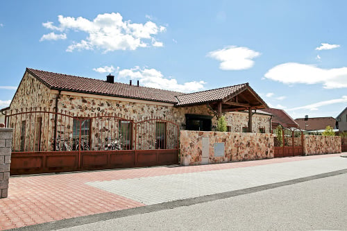Sídlo v Rakúsku - Do dedinky Prellenkirchen sa manželia presťahovali len vlani a jej hodnota sa začína pri 600 000 eurách.
