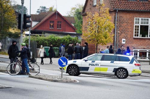 Policajti zablokovali cestu vedúcu k obchodnému centru RO´s Torv v Roskilde.