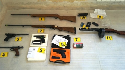 Elitní policajti našli desiatky rozličných zbraní. 