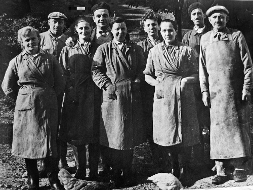 1946 - Mária Čeremugová (tretia zľava) pracovala aj v likérke.