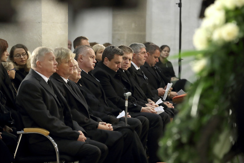 Michal Kováč ml. (vľavo) sedel na pohrebe spolu s tými, ktorí môžu rozhodnúť o obnovení vyšetrovania jeho únosu.