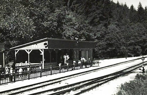 Historická budova stanice v minulosti.